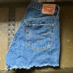 Levi cutoff short. NW